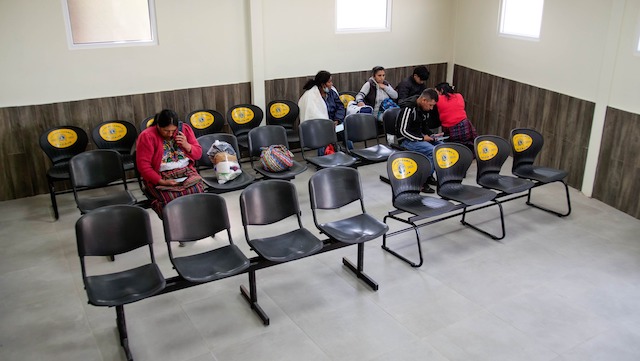 En la sala de espera pueden ingresar únicamente 36 familiares que esperan información de sus pacientes. Foto: HRO.
