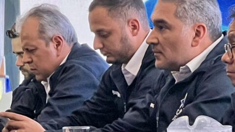 Carlos Carranza, junto a Luis Aguirre, dirigentes de Cabal.