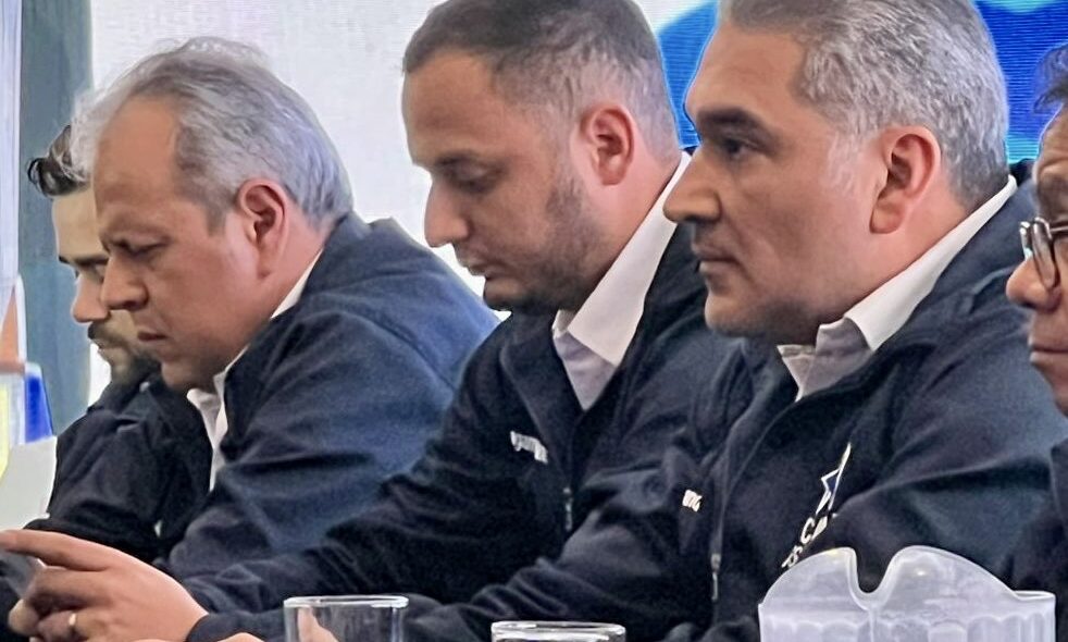 Carlos Carranza, junto a Luis Aguirre, dirigentes de Cabal.