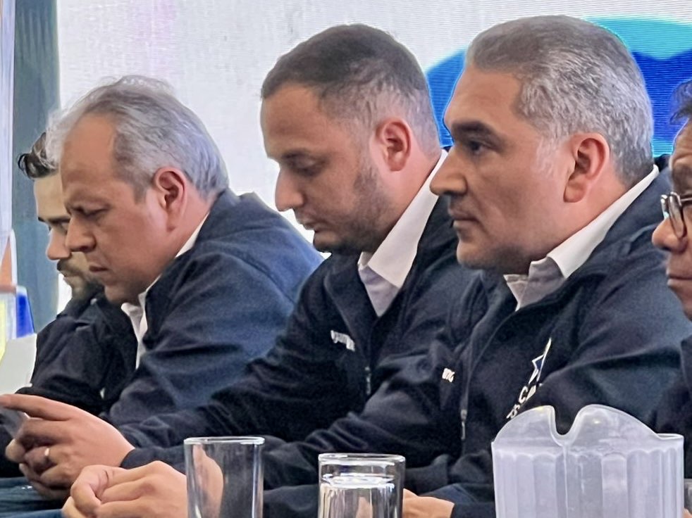 Carlos Carranza, junto a Luis Aguirre, dirigentes de Cabal.