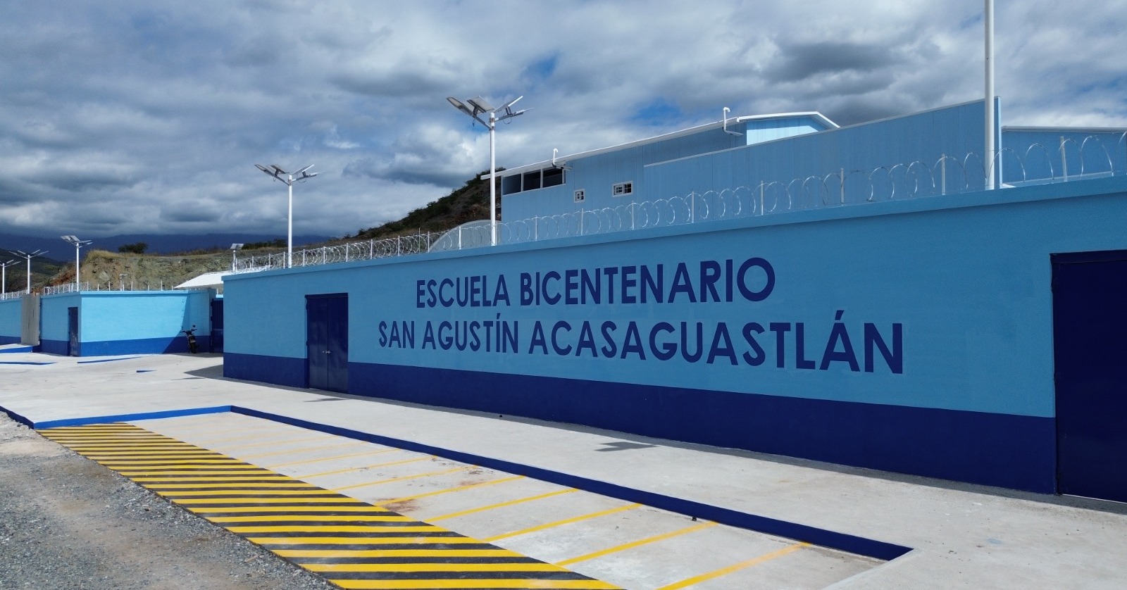 La imagen tiene un atributo ALT vacío; su nombre de archivo es Escuela-Bicentenario.jpg