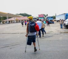 Caravana de unos 400 migrantes hondureños ingresa a Guatemala por Izabal