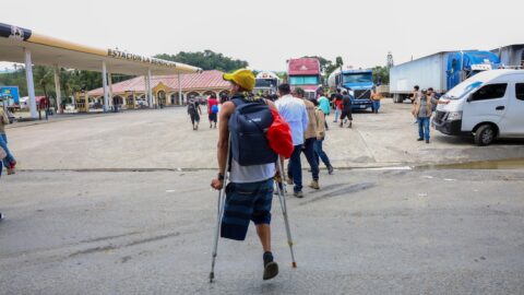 Caravana de unos 400 migrantes hondureños ingresa a Guatemala por Izabal
